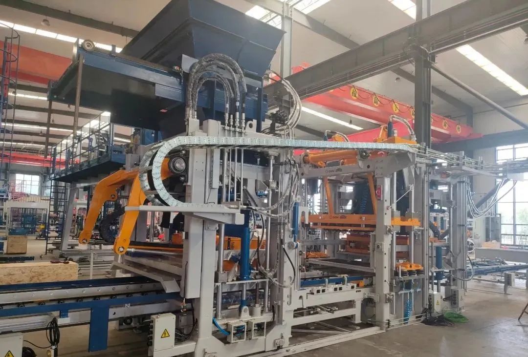 泉工ZN900CG國產(chǎn)設(shè)備首次進(jìn)入北美市場，開創(chuàng)中國磚機(jī)新紀(jì)元